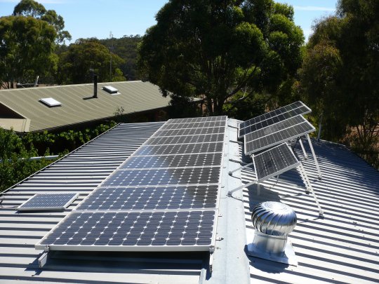 Kétféle módon van felszerelve ezen a tetőn a napelem.
